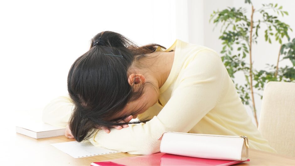 やることに追われて疲労感が溜まっている女性