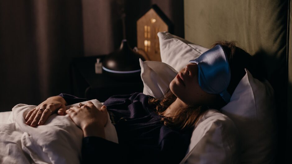 アイマスクをして質の高い睡眠をしている女性