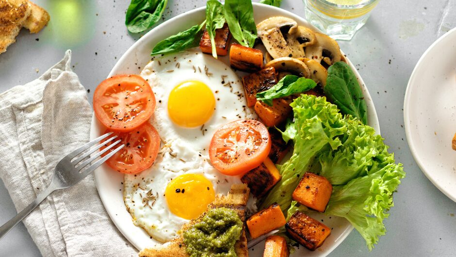 朝食にタンパク質や野菜などバランスの取れたワンプレート朝食