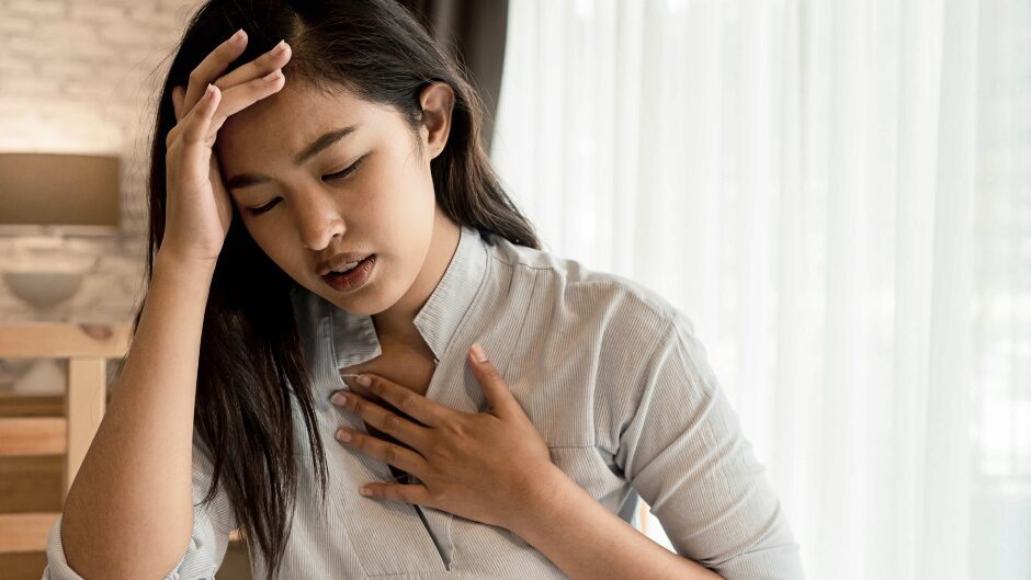 呼吸が浅くて頭痛がしている女性