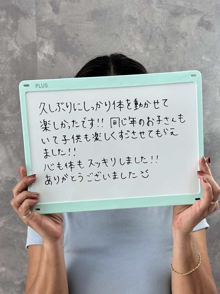 レッスン後の感想を書いて顔を隠してホワイトボードを持っている写真