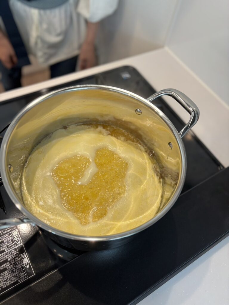 ギー作りの工程写真。